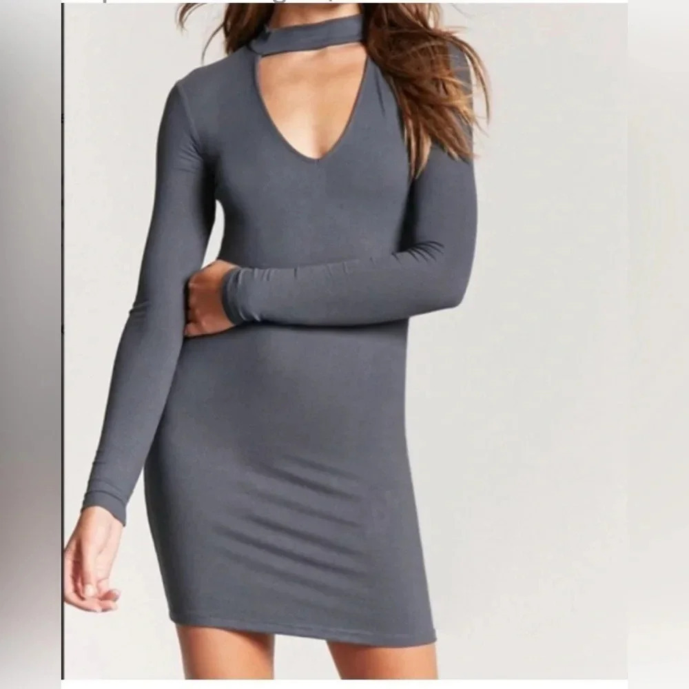 Forever 21 Ribbed V-Neck Cut-Out
Lightweight Sweater Dress Women’s size Small